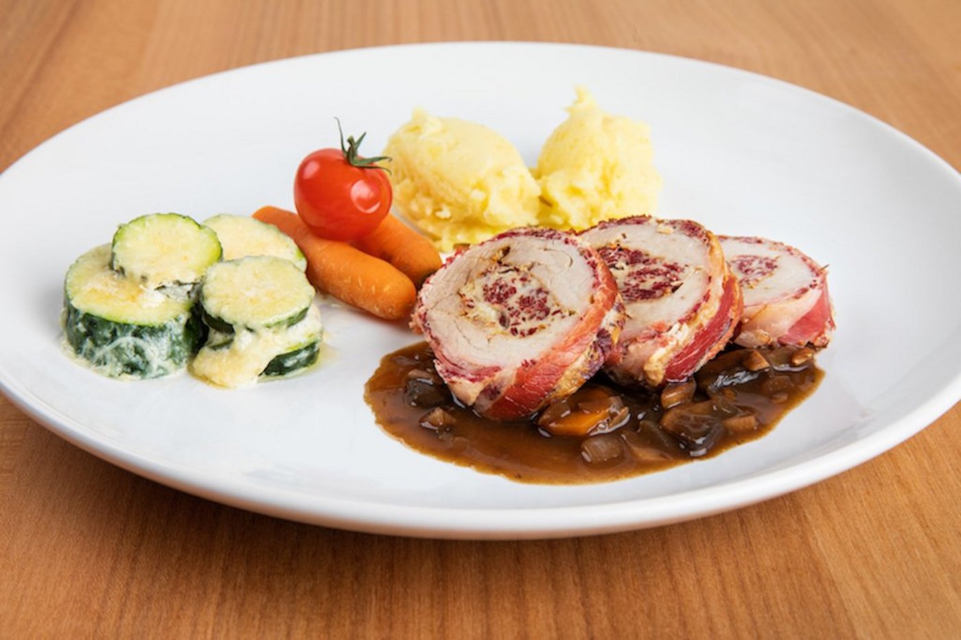 Appenzeller Braten mit brauner Zwiebel-Pilz-Rüeblisauce, Kartoffelstock und Ofen-Zucchetti. (Bild Ueli Christoffel/SRF)