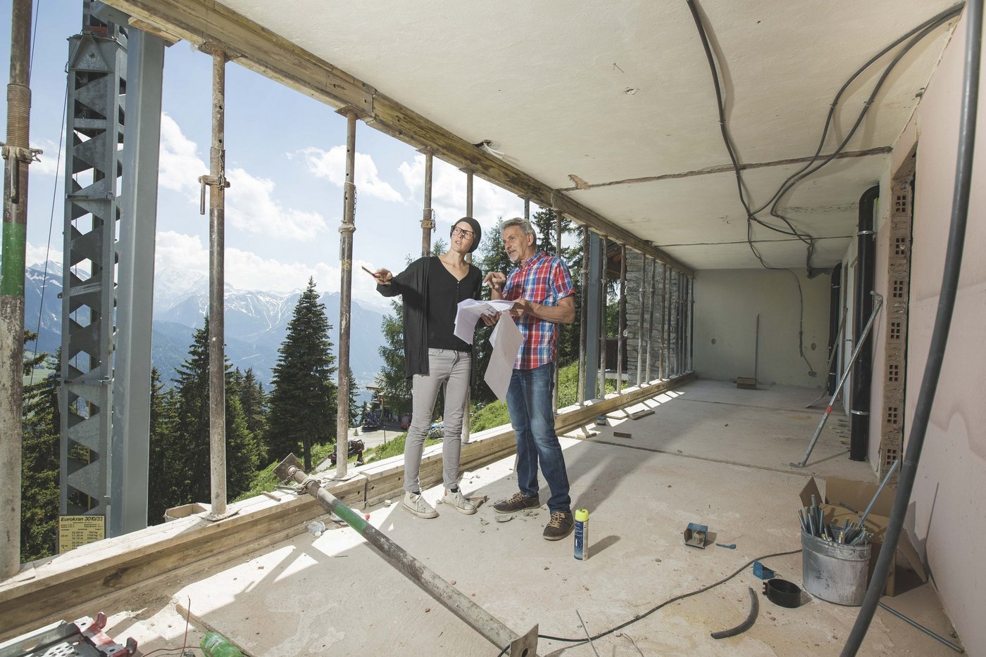 Daniela Berchtold und ihr Vater Ernst Berchtold während des Umbaus. Die Bausubstanz des Hotels stammt aus den 1950er-Jahren.   Für den Anbau mussten die früheren Zimmer komplett ausgehöhlt werden. (Bild Daniela Berchtold)