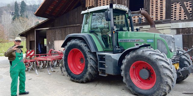 Hans Bracher in seiner Funktion als Bauer Housi: Täglich filmt er sich bei der Arbeit und wird dabei von einer grossen Youtube-Gemeinde begleitet, die rege Anteil nimmt an seinem Leben. (Bild akr)