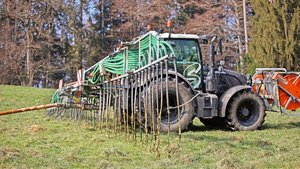 Beim Einsatz vom Schleppschlauch wird der Suisse-Bilanz mehr Stickstoff angerechnet. Bisher waren es 3 kg N pro Hektare und Gabe. Ab 2024 wird fix mit 6 kg N/ha gerechnet. Die Anzahl Gaben kann nicht mehr verändert werden. 