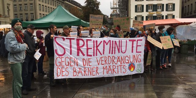 Während einer Minute wurden die Besucher des Berner Märits am Samstagmorgen um 9 Uhr nicht bedient. Dabei arbeiteten die Marktfahrenden und Klimastreikenden zusammen, um den Anliegen des Marktes Gehör zu verschaffen. (Bild jsc) 