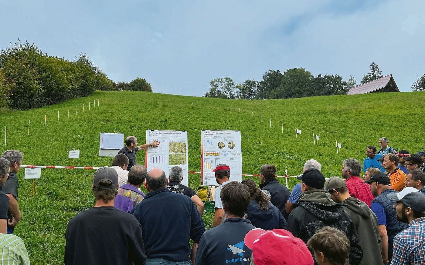 Olivier Huguenin von Agroscope informiert vor den Versuchsflächen in Sarnen über Ursachen und Bekämpfung der Borstenhirse. 