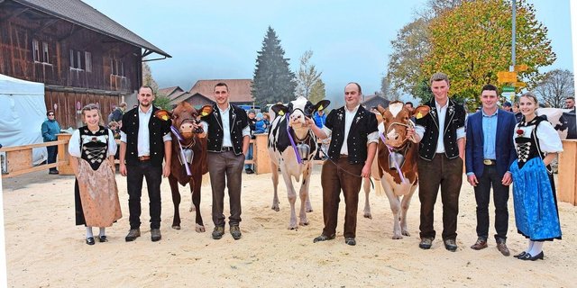 Die Champion-Wahl der älteren Kühe; SF/SI: Gulliver Meggitt, Beat Dürrenmatt; RH/HO: Underwood Chief Noemie, Familie Binggeli; Schöneuter: Studema’s Odyssey Ramona, Ueli Staudenmann (v. l. n. r.). 