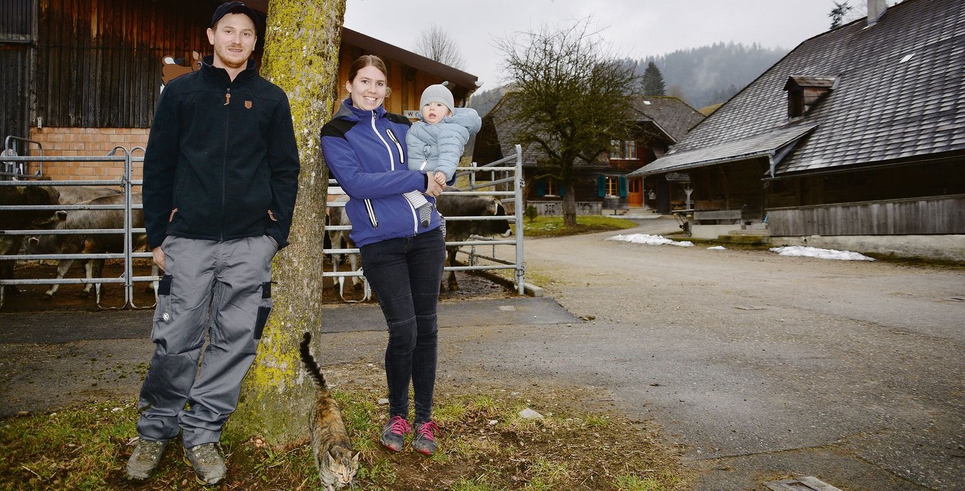Konnten vor einem Jahr den Betrieb Gmünden im Emmental pachten: Peter und Nadia Zemp mit der kleinen Miriam. (Bilder Armin Emmenegger)