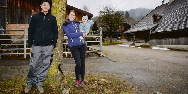 Konnten vor einem Jahr den Betrieb Gmünden im Emmental pachten: Peter und Nadia Zemp mit der kleinen Miriam. (Bilder Armin Emmenegger)