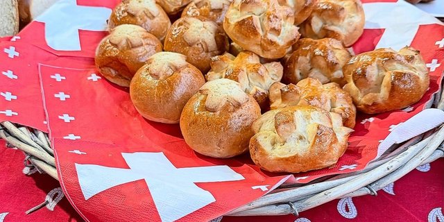 Feiern am reichhaltig gedeckten Zmorgetisch: Der 1.-August-Brunch macht es möglich.