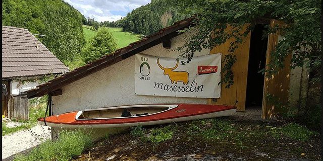 Der Hof Masesselin ist abgelegen in einem Naturschutzgebiet gebaut. (Bild masesselin.ch)
