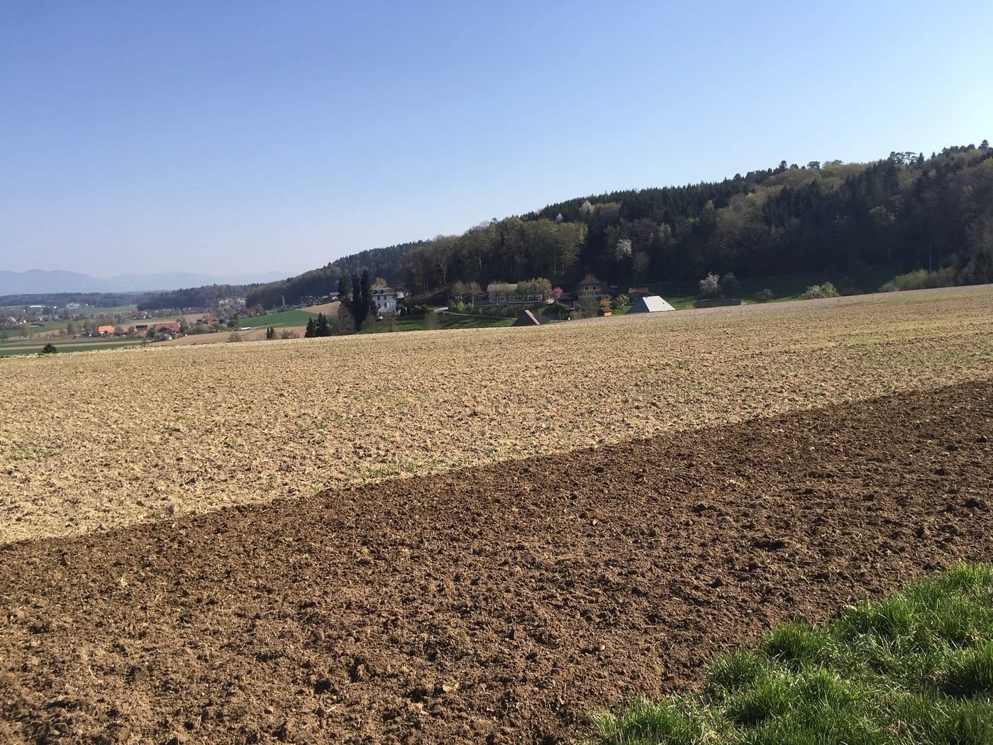 Laut Bundesrat sind zwischen 1985 und 2009 430 Quadratkilometer Boden überbaut worden, was zweimal der Fläche des Neuenburgersees entspricht. (Bild jsc)