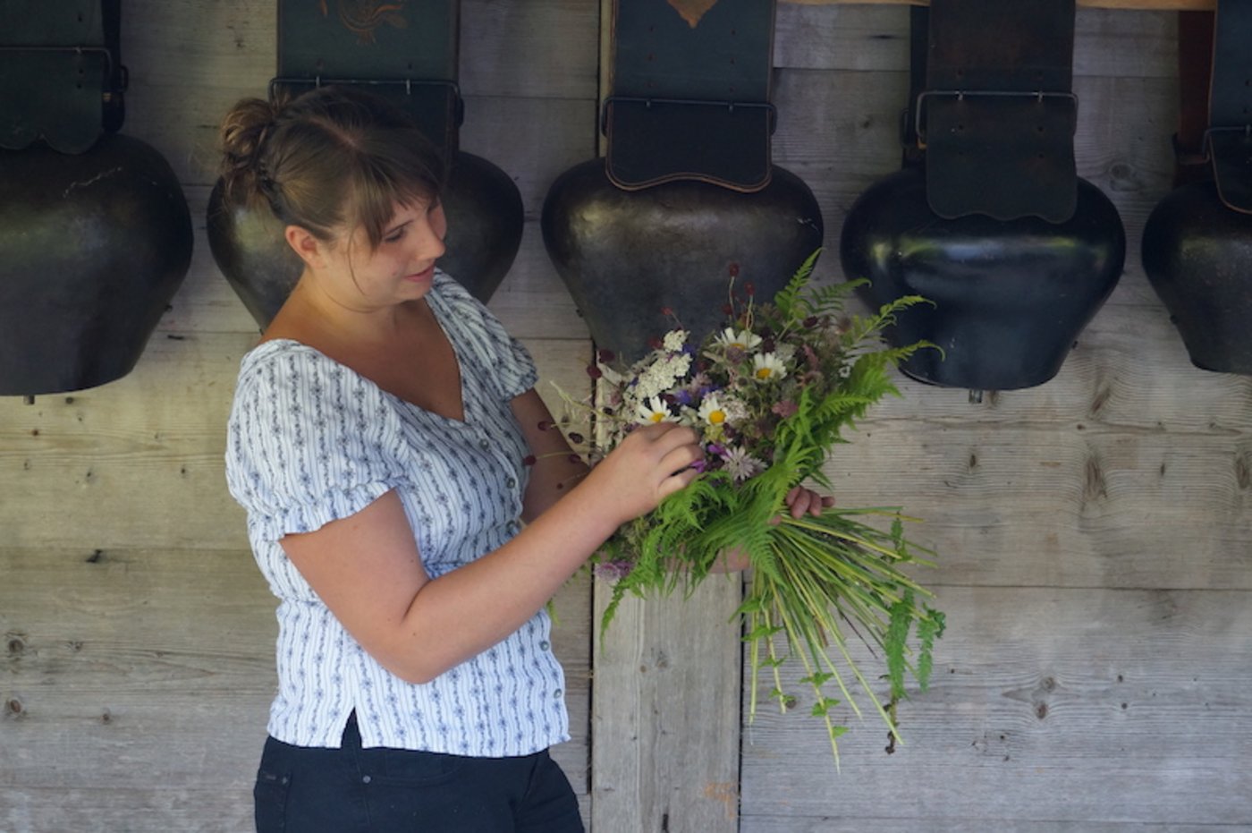 Claudia Aebersold «büschelt» jede einzelne Alpenpflanze und Blüte mit viel Sorgfalt. Dabei ist sie hoch konzentriert, dass sie fast alles um sich herum vergisst, vor allem die Zeit.