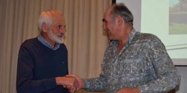 Guido Schildknecht (links) wird von seinem Nachfolger Ernst Peter verabschiedet. (Bilder Stefanie Giger)