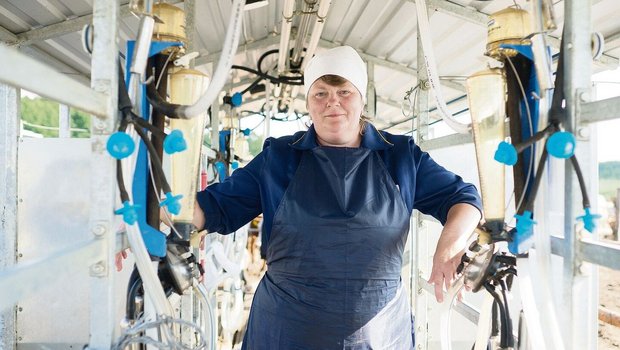 Eine Melkerin auf dem Betrieb Ethnoproduct in der Region Chernihiv, im Norden der Ukraine. Aufgenommen im 2021.