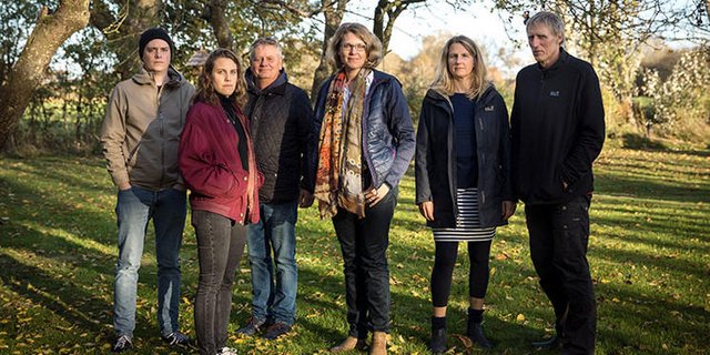 Die Klimakläger: Links Familie Blohm aus dem Alten Land bei Hamburg, rechts die Backsens von Pellworm, in der Mitte Rechtsanwältin Roda Verheyen. (Bild Greenpeace)