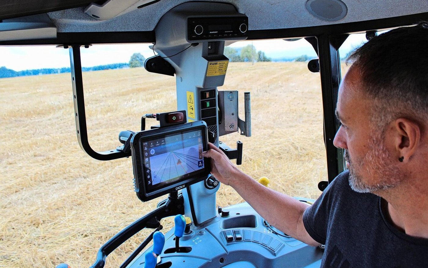 Die Bewirtschaftung des 32 Hektar grossen Betriebs in Lyssach bewältigen Hansueli und Sonja Wittwer mit modernster Technik. Ohne wäre es für sie nicht mehr vorstellbar, wie sie sagen.