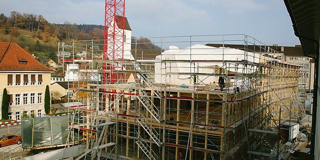 Noch immer wird viel gebaut, auch mit Holz. Deshalb sei die Lage auf dem Holzmarkt noch «relativ gut», schreibt die HMK.(Bild H. Rüssli)
