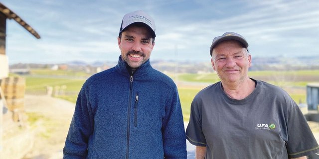 Tobias Schneuwly und sein Vater Heinrich verstehen sich gut, auch wenn der junge Teil der Generationengemeinschaft nun beschlossen hat, das Melken definitiv aufzugeben. 