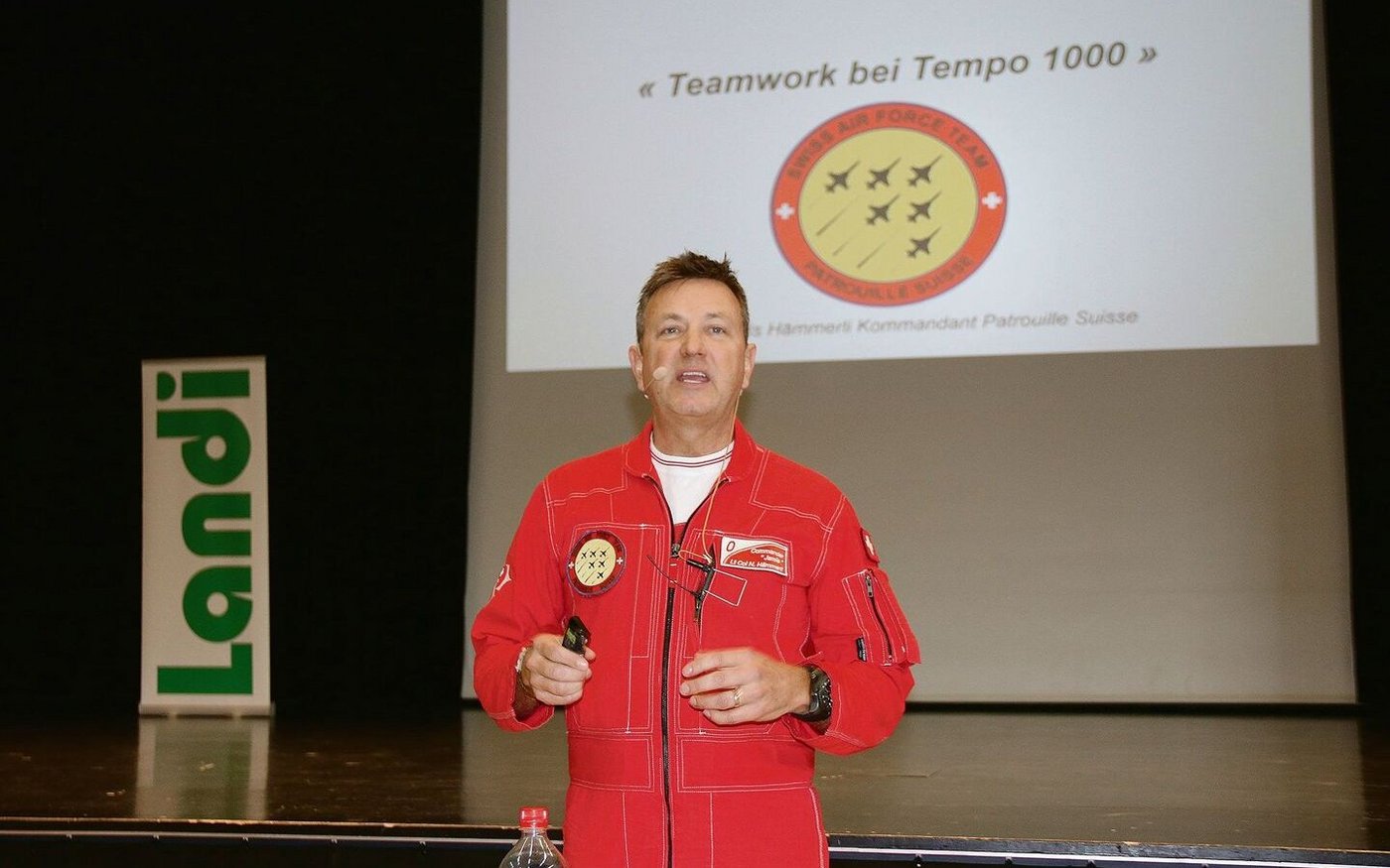 Oberstleutnant Nils Hämmerli, Kommandant Patrouille Suisse, beeindruckte mit seinem Vortrag nicht nur die Schreibende, sondern die ganze Zuhörerschaft.