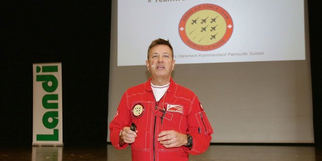 Oberstleutnant Nils Hämmerli, Kommandant Patrouille Suisse, beeindruckte mit seinem Vortrag nicht nur die Schreibende, sondern die ganze Zuhörerschaft.