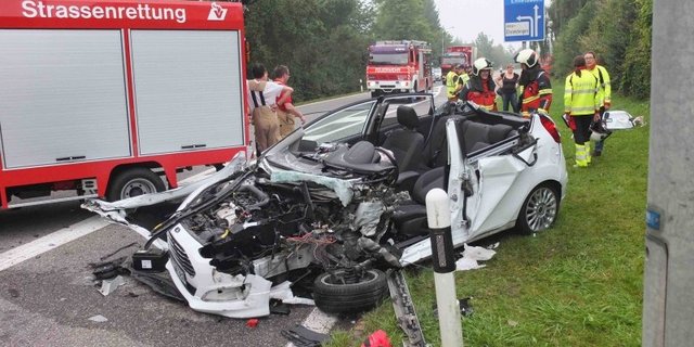 Die Fahrerin wurde mit Schnittverletzungen sowie mit Verdacht auf Beckenverletzungen ins Spital gebracht. Die beiden Rinder, die sich im Viehanhänger befanden, blieben unverletzt. (Bild Kapo AG)