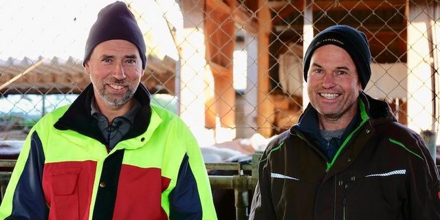 Bänz Erb (l.) und Koni Gisin arbeiten seit 21 Jahren als Betriebsgemeinschaft zusammen. Sie pflegen einen kollegialen Umgang und setzten auf die Hilfe von Künstlicher Intelligenz. Ihre Kühe tragen intelligente Ohrmarken. 