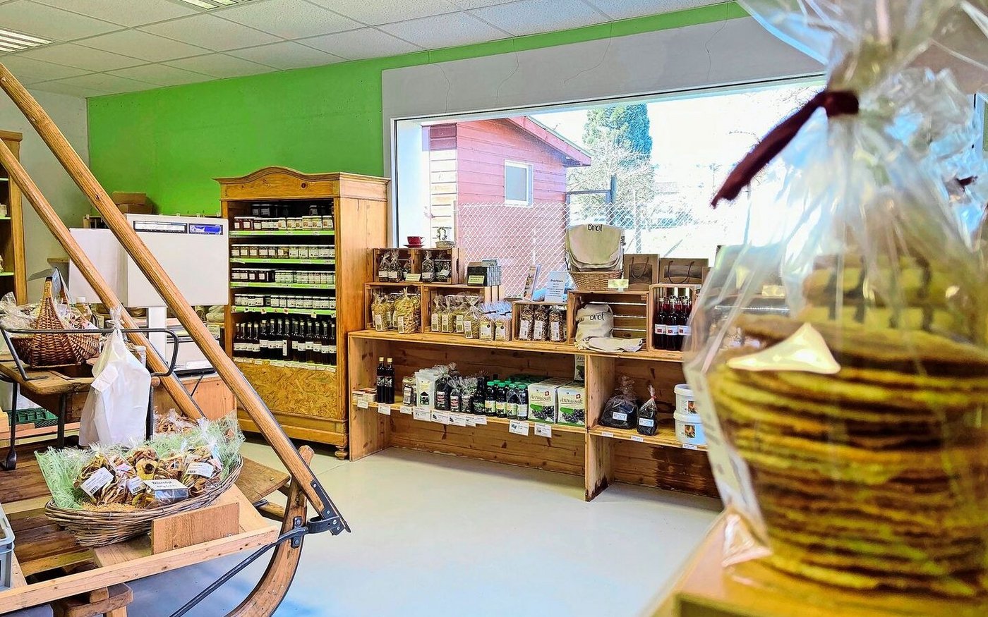 Blick in den schmucken Hofladen des Lindenhofs in Benzenschwil AG: Er ist bedient; mit Diebstählen hat die Familie Vollenweider darum keine Probleme. Die Kundenfrequenz ist mit täglich 30 bis 150 Personen sehr unterschiedlich. 