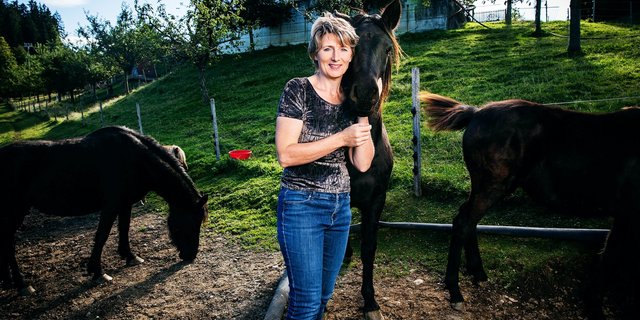 Landfrauenküche 2019 - Marlies Bärtschi Foto-Shooting mit Pferden (Bild: SRF/Ueli Christoffel)