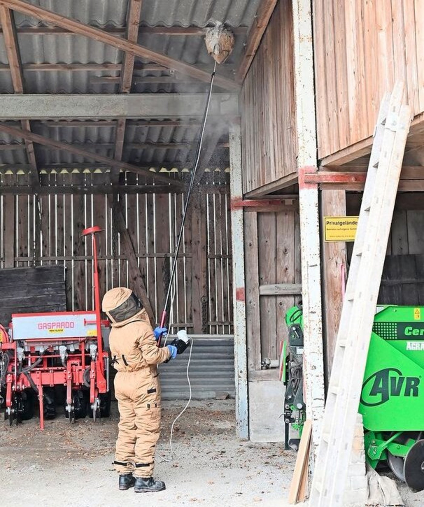 In Epsach besprüht Josua Sommer das Nest aussen und innen mit einem Insektengift. Die Tiere putzen sich dann und nehmen das Gift so auf. 