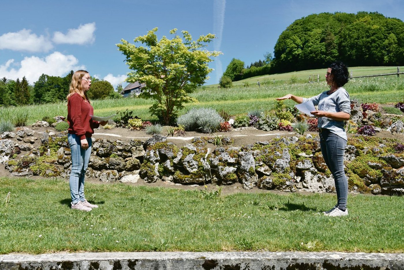 Jodellehrerin Renate Lüthi (rechts) zeigt der Redaktorin, wie man richtig jodelt. Dabei kommt es darauf an, wie man atmet und auch, wie der Mund den Ton formt. (Bild Ruedi Sommer)