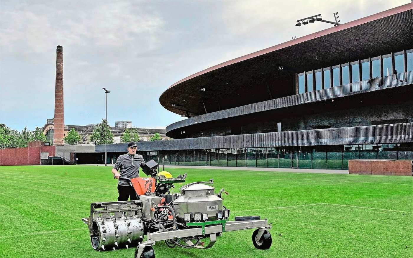 Eine Bergmaschine im Einsatz für den perfekten Rasen. Der Urner Thomas Zgraggen behandelt einen Zürcher Sportrasen gegen den Junikäfer.