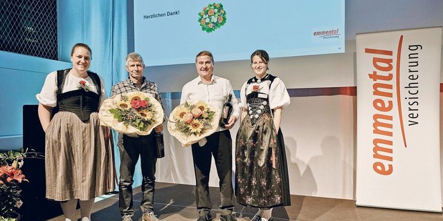 Flankiert von schönen Trachten-Frauen wurden Christian Dubach (l.) und Andreas Wüthrich letzten Samstag für ihren 30-jährigen Einsatz geehrt. 