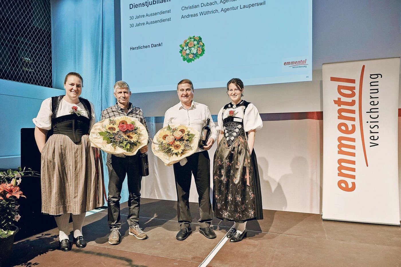 Flankiert von schönen Trachten-Frauen wurden Christian Dubach (l.) und Andreas Wüthrich letzten Samstag für ihren 30-jährigen Einsatz geehrt. 