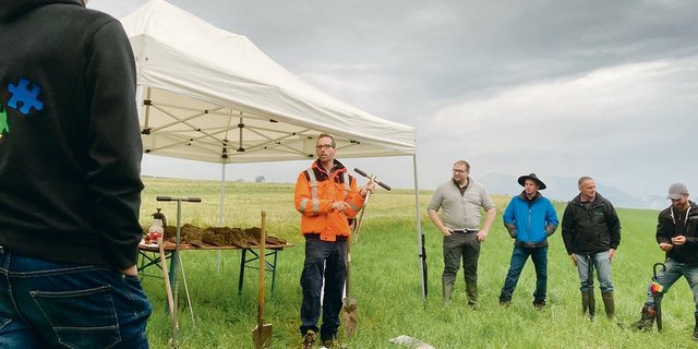 Felix Etterlin wies an der Flurbegehung darauf hin, dass man die Böden verstehen müsse, um sie nachhaltig richtig nutzen zu können. (Bild Alfons Beerli)