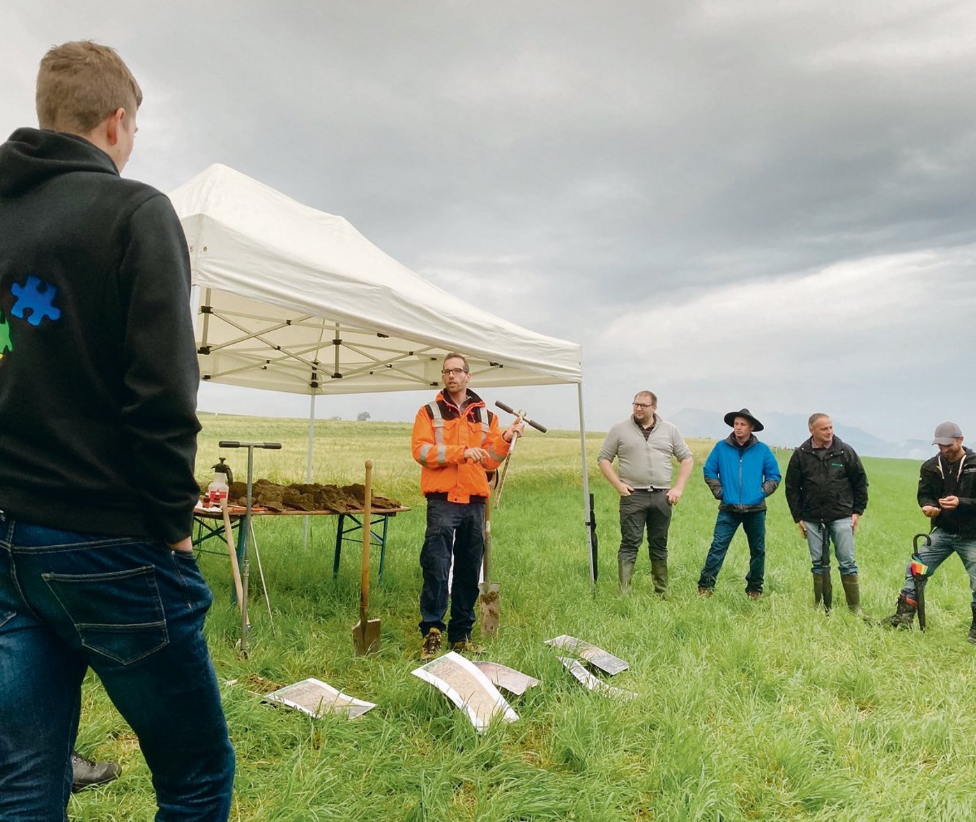Felix Etterlin wies an der Flurbegehung darauf hin, dass man die Böden verstehen müsse, um sie nachhaltig richtig nutzen zu können. (Bild Alfons Beerli)