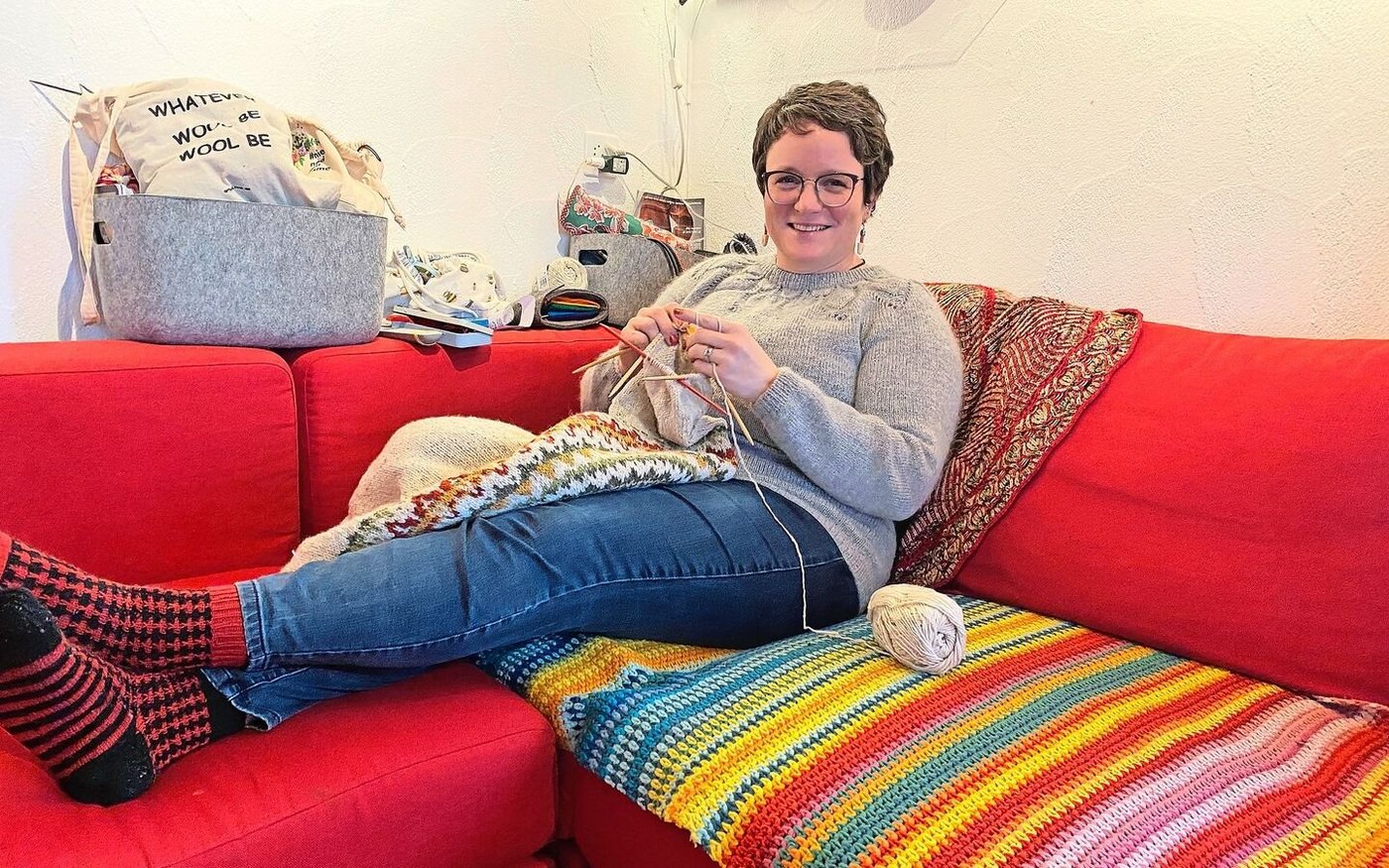 Judith Dörig hat sich im Familien-Wohnzimmer eine Strick-Ecke auf dem Sofa eingerichtet. Die Bäuerin arbeitet oft an mehreren Lismeten gleichzeitig.