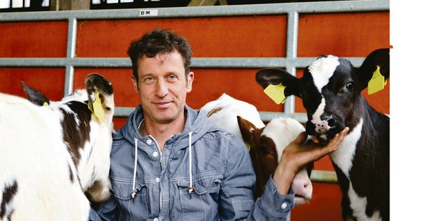 Trotz grosser Herde: Für Heinz Meier ist sorgfältige Betreuung der Tiere selbstverständlich, angefangen bei den Kälbern.(Bild rae)