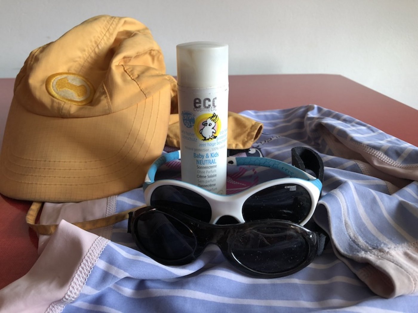 Kinderhaut ist empfindlicher auf Sonnenlicht, deshalb sind Sonnenhüetli, Sonnenbrille, Sonnencreme und Schutzkleider zum Baden unerlässlich. (Bild Esther Thalmann)