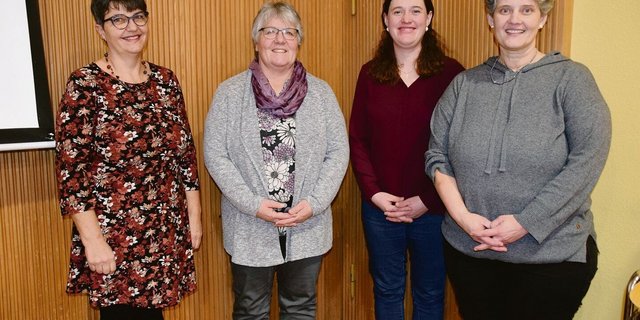 Die Präsidentin vom Verband Bernischer Landfrauenvereine, Barbara Kunz (rechts), dankte den Referentinnen Verena Burren, Ruth Grütter und Sabine Hauert (v. l. n. r.) für ihre Einblicke in ihre Vorsorgeversicherungen.  