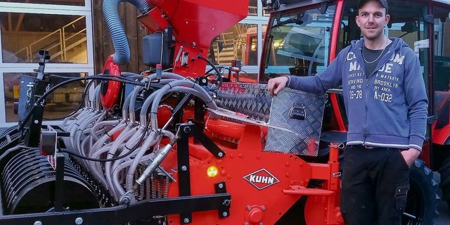 Lohnunternehmer André Troxler hat sich auf Wiesenverbesserungen am Hang spezialisiert. 