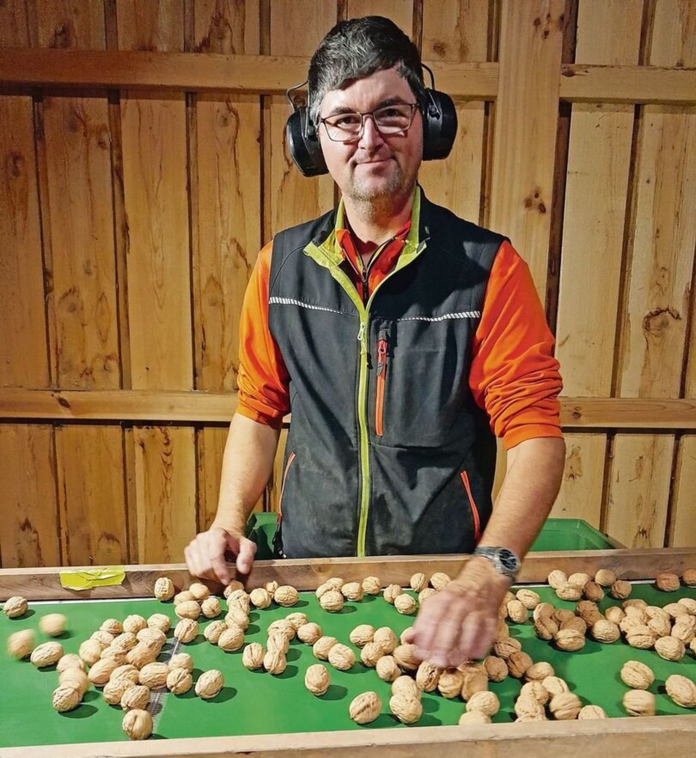 Vieles wird auf dem Nuss-Hof der Familie von Urs Schaller mittlerweile maschinell gemacht. Die visuelle Kontrolle übernimmt jedoch nach wie vor der Mensch.  