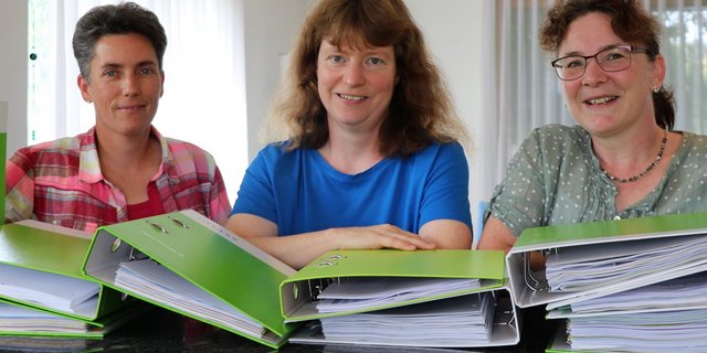 Die Bäuerinnen Isabella Killer, Nadja Vogt und Edith Suter (v. l. n. r.) haben für die Höhere Fachprüfung viele Ordner mit Schulstoff durchgearbeitet.