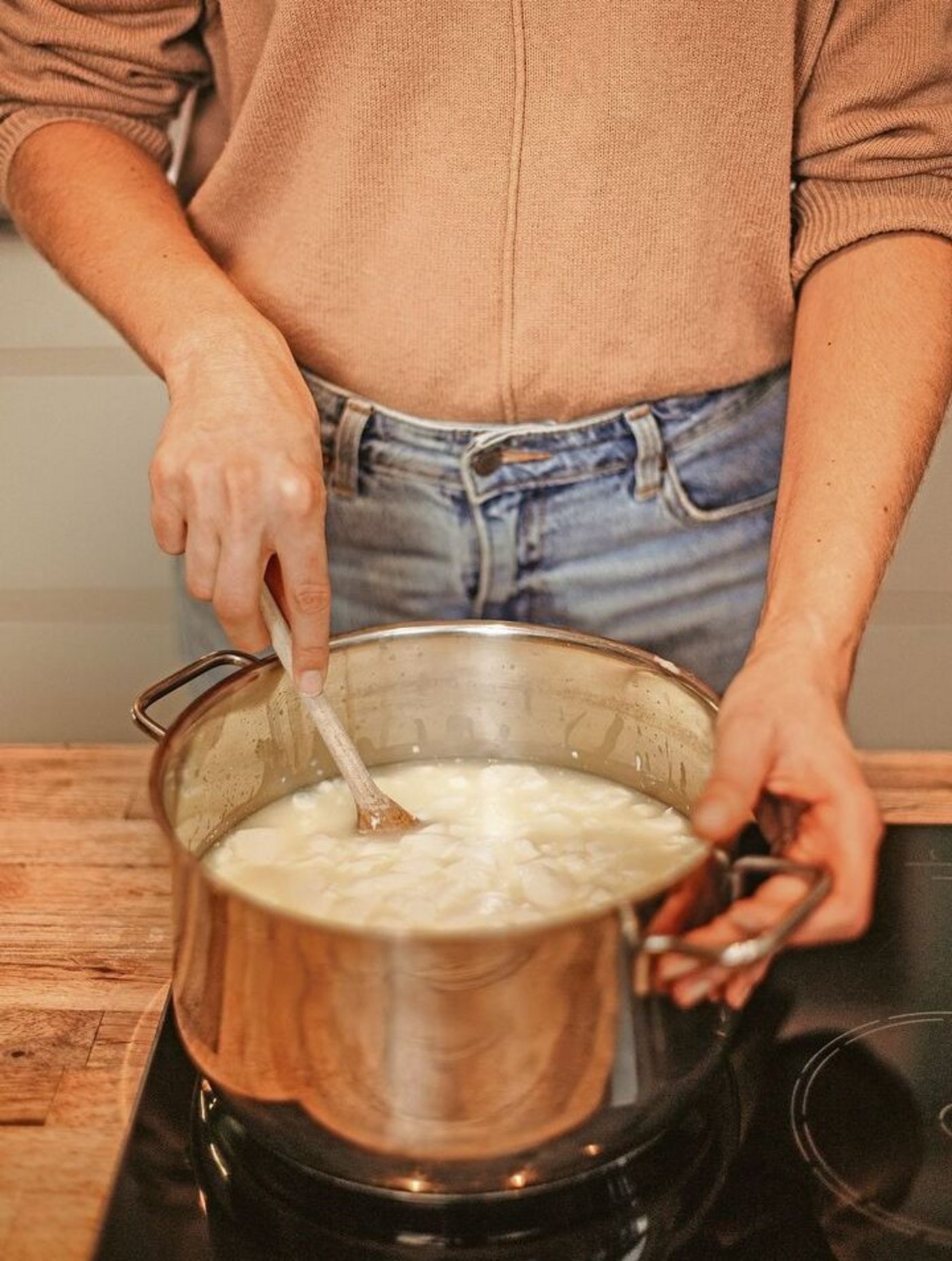 Für den Einstieg ins Käsen zu Hause tut es auch eine gewöhnliche Haushaltspfanne.