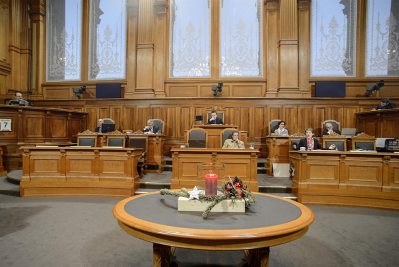 Am Tag nach dem ersten Advent beginnt in Bern die Wintersession. Dass die Stimmung neben den Dekorationen rein vorweihnächtlich sein wird, ist eher zu bezweifeln. (Bild Parlamentsdienste 3003 Bern)