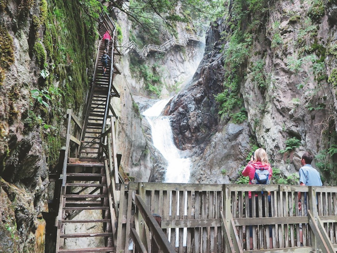 Nur etwas für schwindelfreie Personen: Gorges du Durnand im Wallis. (Bild Hajo Degen/AT Verlag)