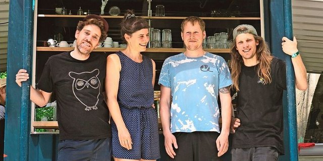 Aron Nick, Nina Ramseier, Gino Gebauer und Beat Baumgartner (v. l. n. r.) führen als Leitungsteam mit 20 Mitarbeitenden den Bogen 17. Ihren Lieferanten sichern sie fixe Abnahmemengen zu, obwohl das Beizengeschäft stark wetterabhängig ist.