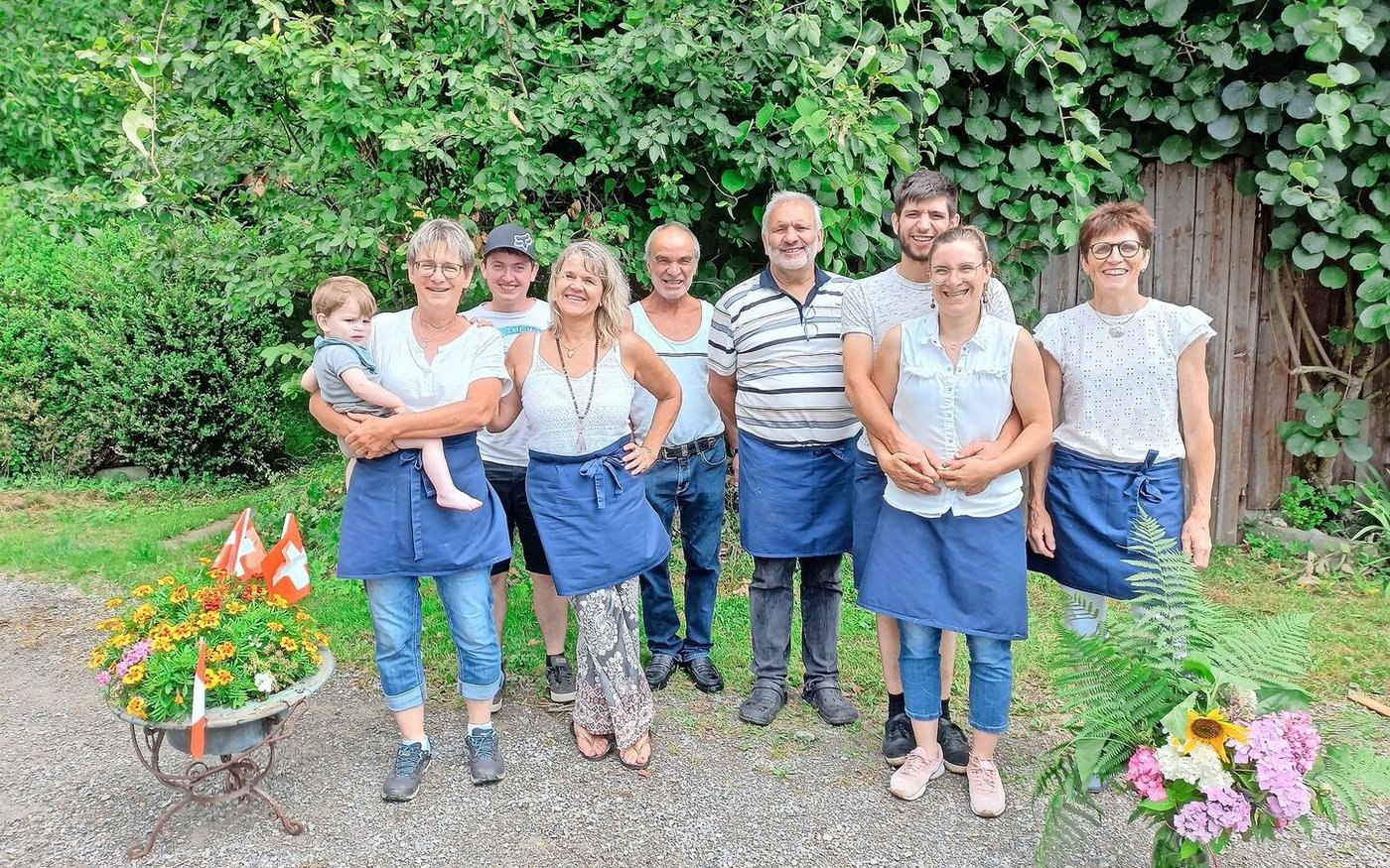 Ein fröhliches und starkes Team sorgt für den 1. August-Brunch. Bettina Müller (2. v. r.) und hinter ihr Partner Benjamin Tschirky. 