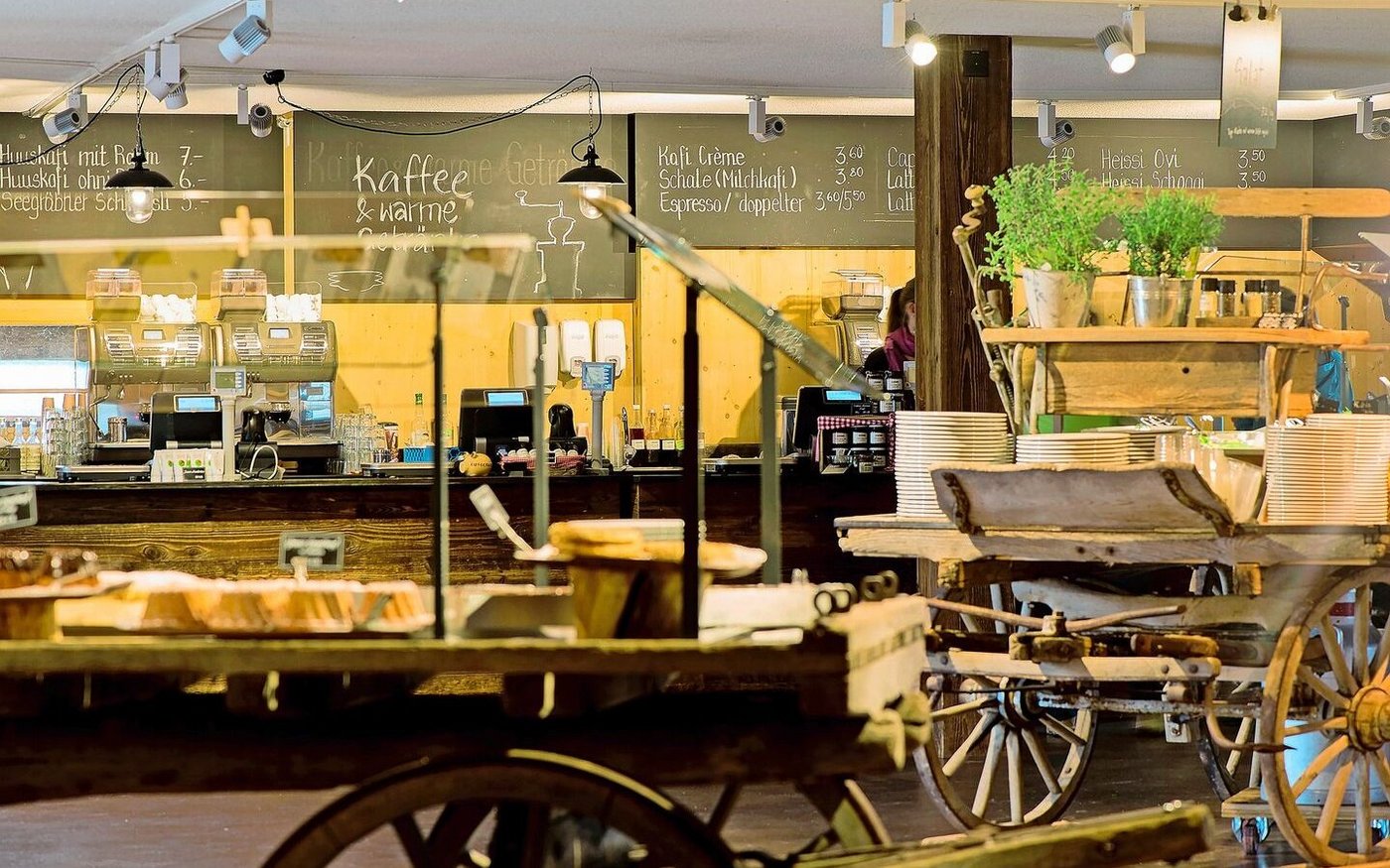 Um in Hofläden und -restaurants korrekte Preise berechnen zu können, werden die Produkte innerhalb der Jucker Farm von Hof zu Hof verkauft.