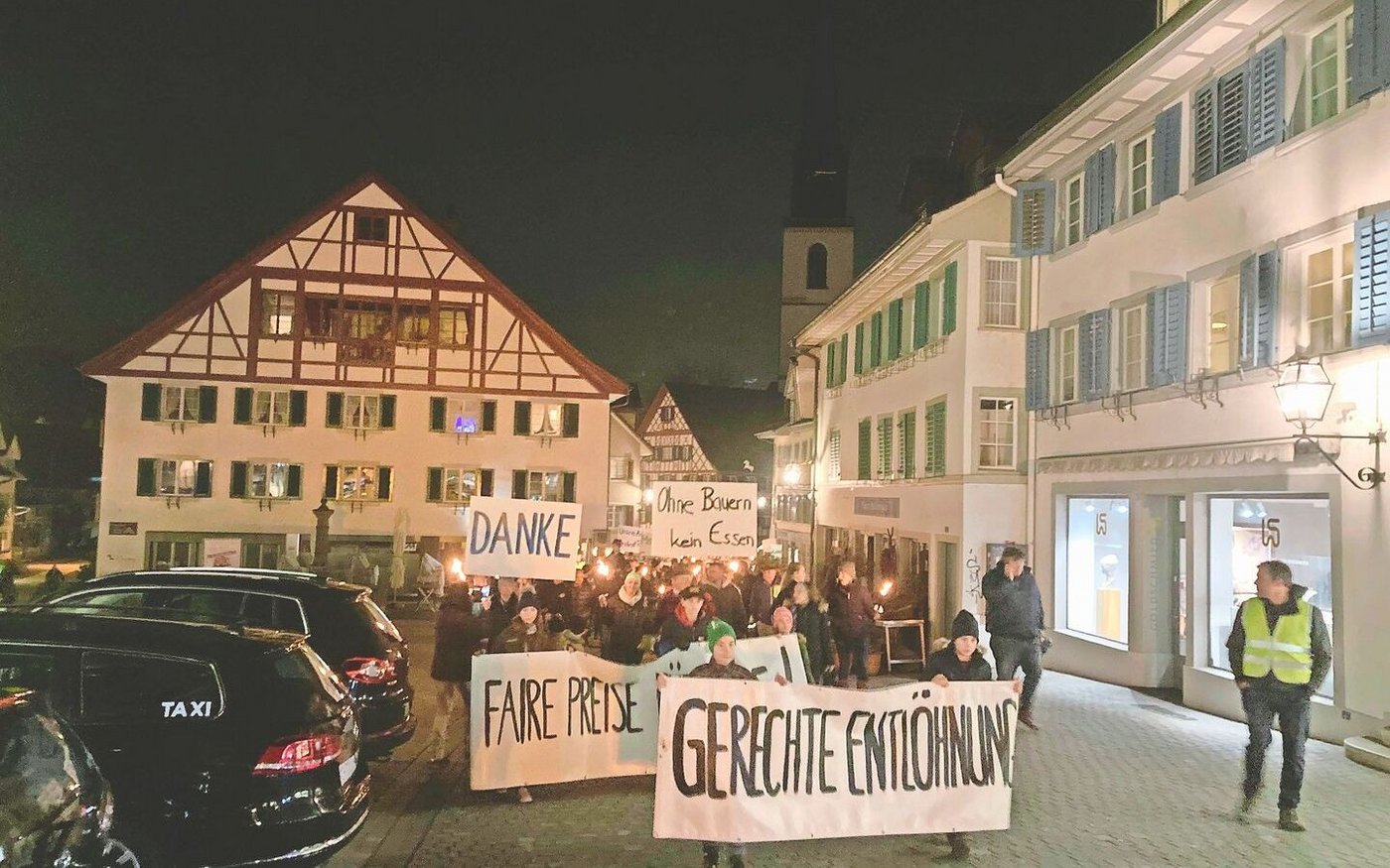 Auch in Bülach zeigten die Landwirte mit Transparenten ihren Unmut und ihre Forderungen auf. 