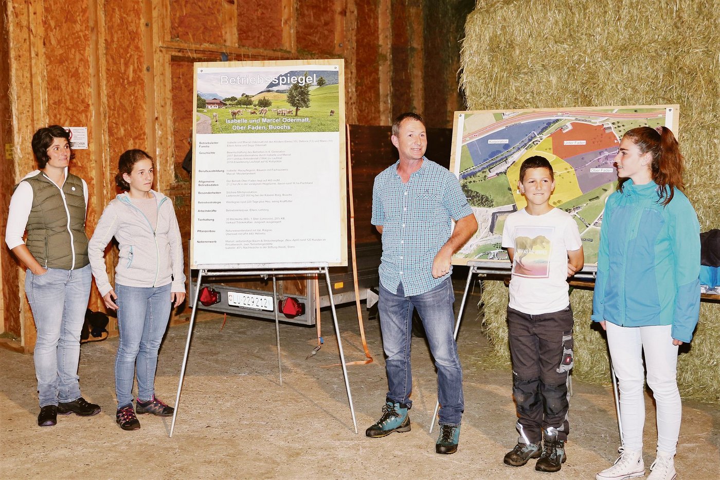 Isabelle und Marcel Odermatt mit ihren Kindern Elena, Debora und Mario waren die Gastgeber der ersten Hofgespräche im Kanton Nidwalden.  (Bild Reto Betschart)