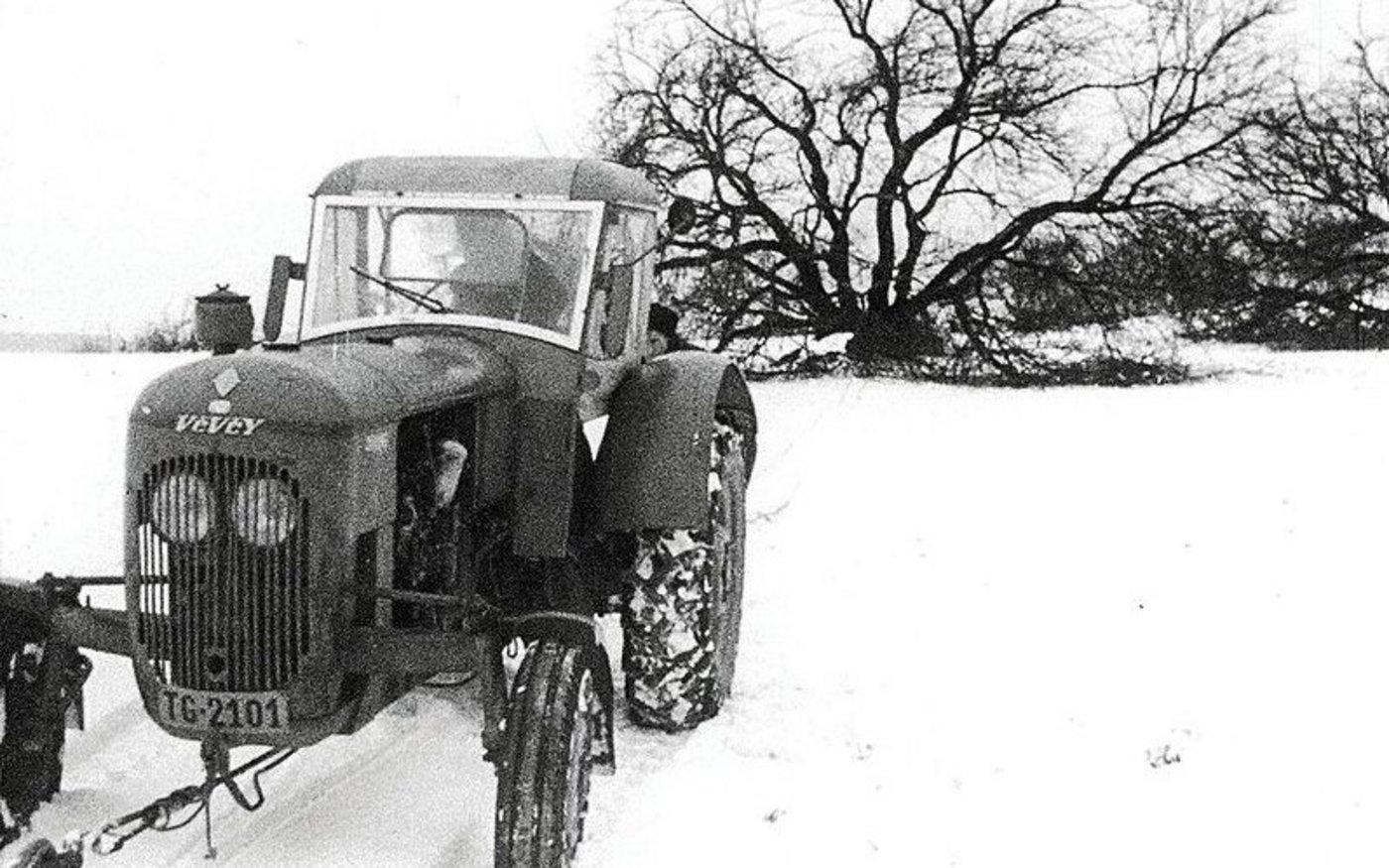 Zu Beginn wurde von Hand gefällt, später immer häufiger mit Traktoren und weiteren Hilfsmitteln.