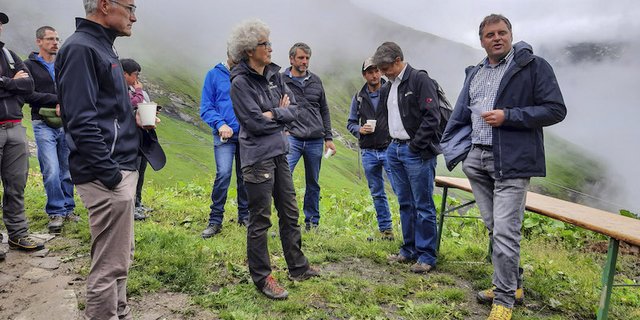 Katrin Schneeberger wird von Regierungsrat Mario Cavigelli (links) und Gemeindepräsident Christian Simmen (rechts) begrüsst. (Bild Reiner Schilling)
