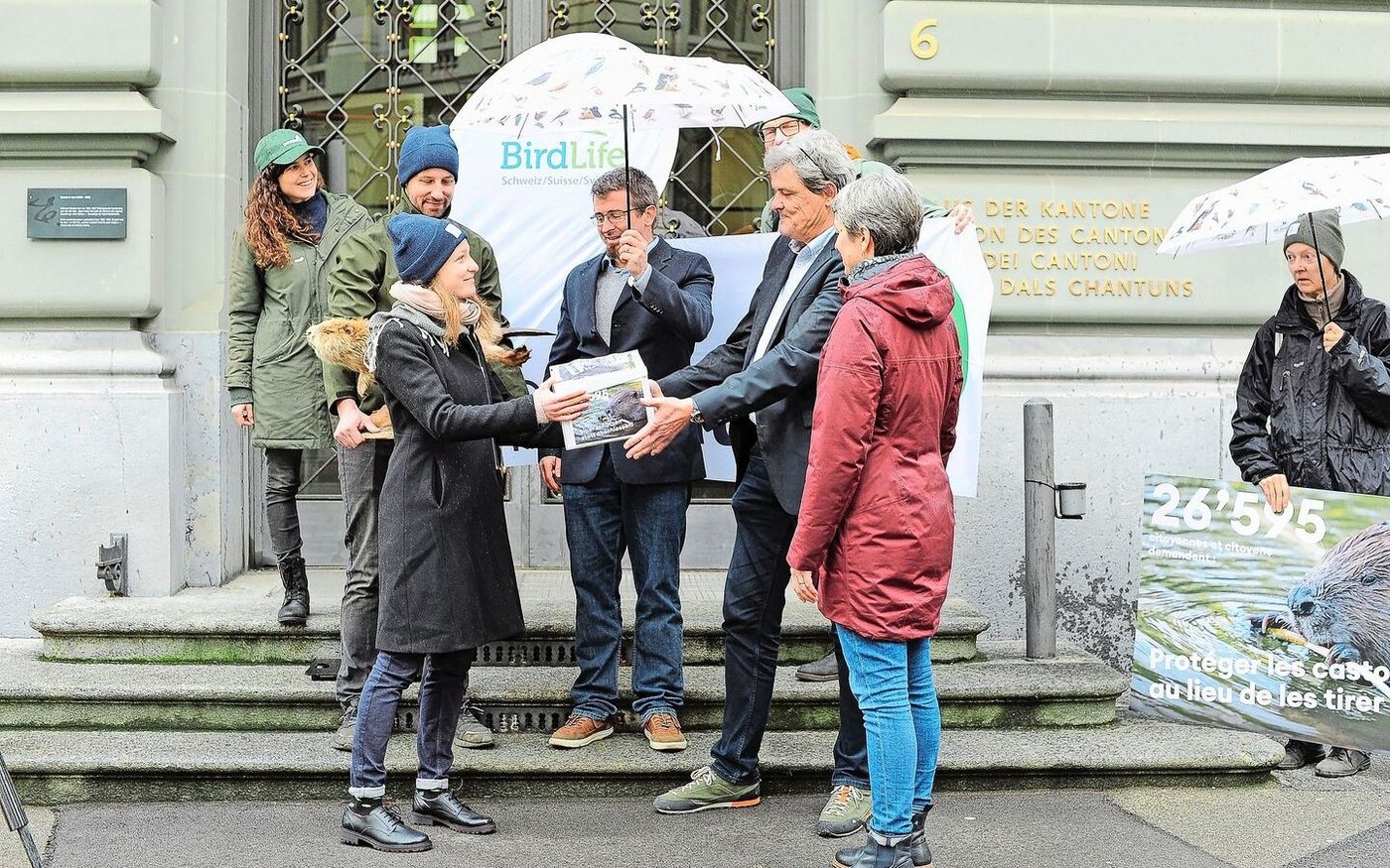 Thomas Abt, Generalsekretär der Konferenz für Wald, Wildtiere und Landschaft, erhält die Petition von Damaris Hohler, Projektleiterin Politik von Birdlife Schweiz.
